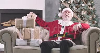 精疲力竭的白种人老人戴着圣诞老人帽子躺在沙发上签名。 一个白胡子老头